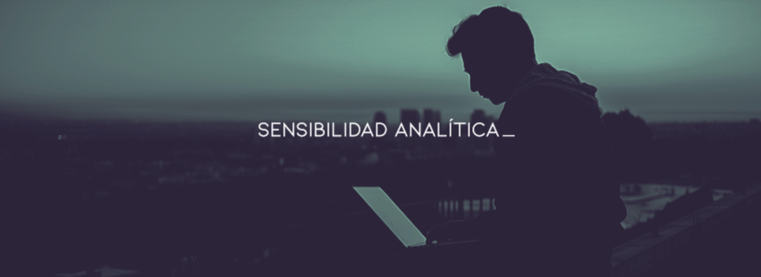 Una persona trabaja en su laptop frente a la ciudad, en tonos menta y ciruela. Texto: Sensibilidad analítica.